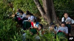 ဆယ္တန္းစာေမးပဲြေျဖဖို႔ စာၾကည့္ေနၾကတဲ့ ေက်ာင္းသူတခ်ိဳ႕။ (ေဖေဖာ္၀ါရီ ၁၉၊ ၂၀၁၆)