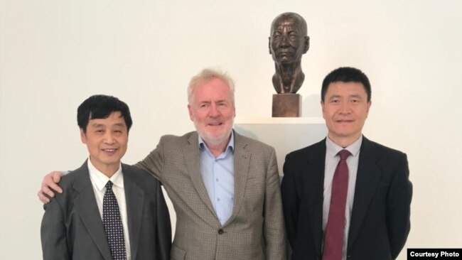 刘晓波生前好友、《零八宪章》签署人徐友渔(左)、特赦艺术家协会创始人比尔·史博赛( Bill Shipsey)和人道中国共同发起人周锋锁在布拉格为刘晓波的雕像揭幕(周封锁提供)