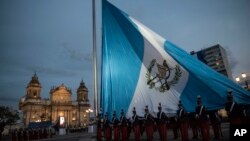Soldados izan la bandera de Guatemala, septiembre 14 de 2019. AP.