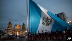 Soldados izan la bandera guatemalteca, en Ciudad de Guatemala el 14 de septiembre de 2019.