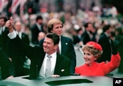 Presidente Ronald Reagan e Nancy Reagan, após a tomada de posse de Reagan como 40º Presidente dos EUA, em Washington DC, 1981.