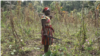 Une femme dans un champ au village Mbondjo II, dans le Littoral, le 28 décembre 2020.