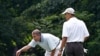 Tổng thống Mỹ đánh golf với đối thủ chính trị để làm dịu căng thẳng