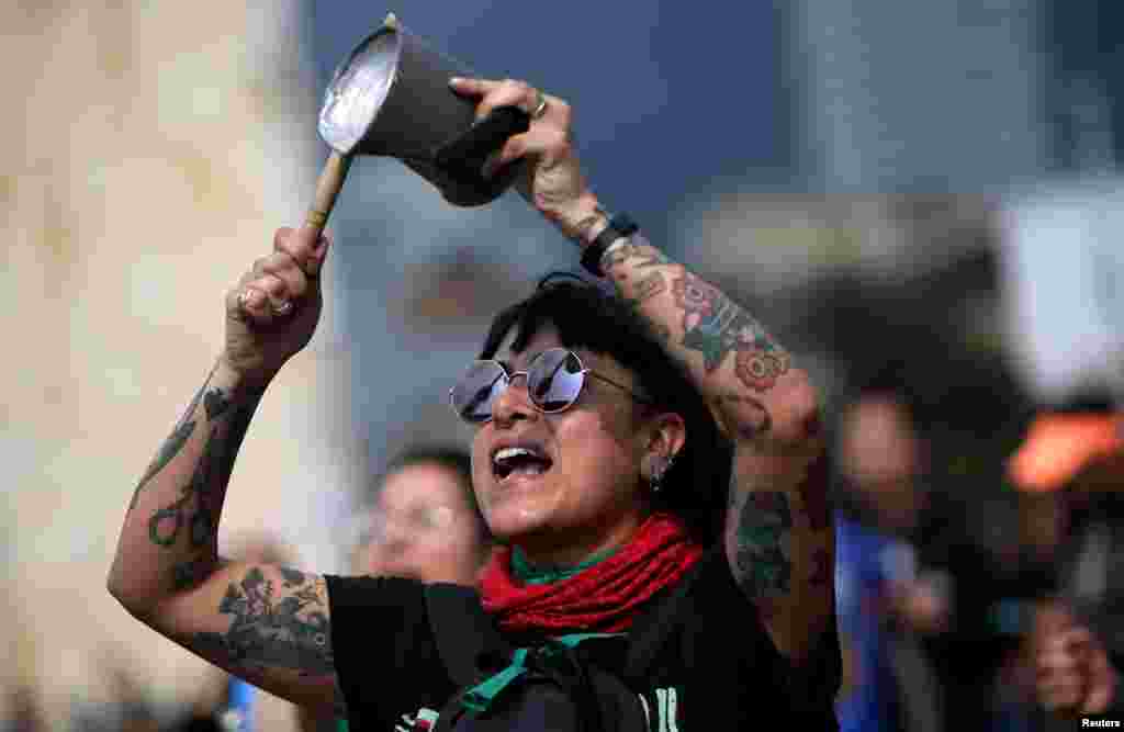 Un manifestante golpea una olla durante una protesta en la Plaza Bolívar mientras continúa la huelga nacional en Bogotá, Colombia, el 23 de noviembre de 2019. REUTERS / Luisa González.