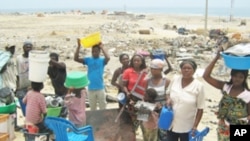 Membros de uma familia desalojada na província do Namibe