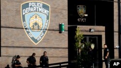 Para petugas kepolisian Kota New York di kantor polisi 47 di Bronx, New York, 29 September 2019. (Foto: AP)