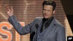 El número uno en la cartelera country esta semana le corresponde a Blake Shelton con “Drink On It”.