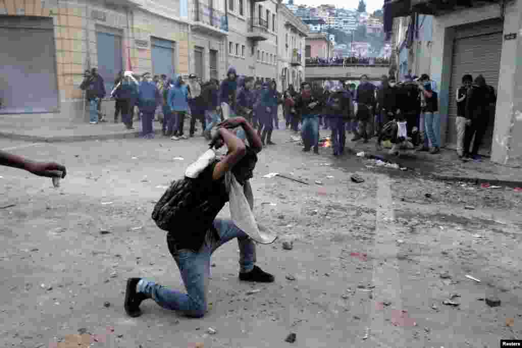 Varios periodistas, del diario&nbsp;El Comercio&nbsp;y otros medios, fueron agredidos el jueves por las fuerzas policiales mientras cubrían las protestas.