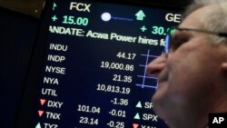 На доске с показателями в зале Нью-йоркской фондовой биржи впервые в истории индекс Доу-Джонса превысил отметку в 19 тысяч. 22 января 2017 г.