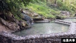  A natural hot spring within the national park (photo by Brandonrush)