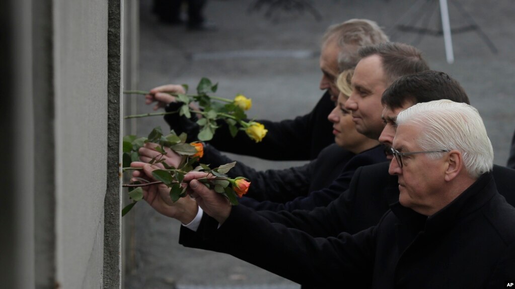 德国、匈牙利、波兰等国家领导人11月9日在德国首都的柏林墙的残留段落上插上玫瑰花，纪念柏林墙倒塌30周年。