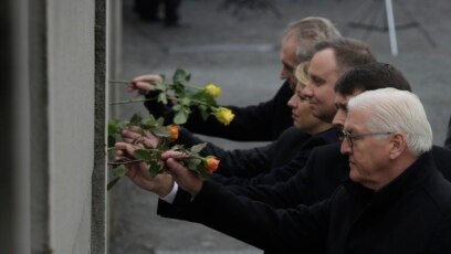 Từ phải qua, Tổng thống Frank-Walter Steinmeier của Đức, Janos Ader của Hungary, Andrzej Duda của Ba Lan, Zuzana Caputova của Slovakia và Milos Zeman của Cộng hòa Czech Republic, cắm hoa vào kẻ hở trên Bức tường Berlin, ngày 9 tháng 11, 2019.