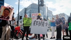 대북인권단체 북한자유연합 디펜스포럼의 수잔 숄티 대표(왼쪽에서 두 번째)와 시민들이 24일 중국관영통신 CCTV워싱턴지국 앞에서 중국의 탈북자 북송을 규탄하는 시위를 하고 있다. 