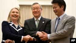 美国国务卿克林顿、韩国外交通商部长官金星焕和日本外相玄叶光一朗在金边东盟地区论坛上