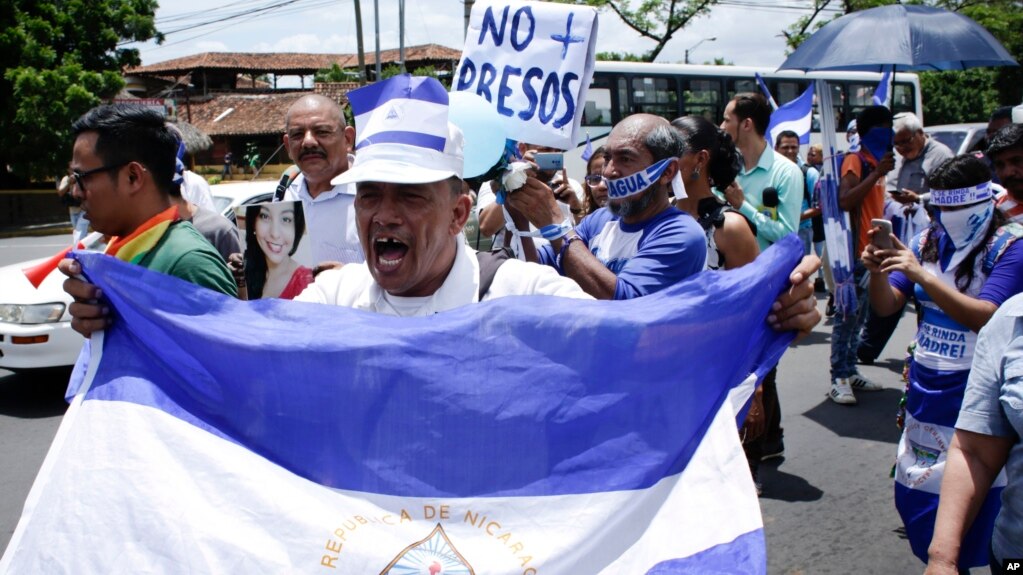 Manifestantes protestan en Managua, Nicaragua, el lunes, 30 de julio de 2018.