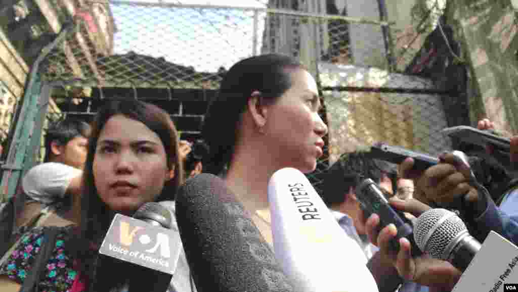 မခ်စ္ဆုဝင္း (ကိုေက်ာ္စိုးဦး၏ဇနီး-ဝဲ) ႏွင့္ မပန္းအိမြန္ (ကိုဝလံုး၏ဇနီး-ယာ) တို႔ သတင္းေထာက္မ်ားႏွင့္ စကားေျပာစဥ္။ (ဇန္နဝါရီ ၁၁၊ ၂၀၁၉)