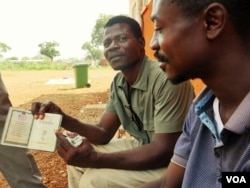 Edwin Taylor and his brother Samson Carl Lewis are two Liberians who were working in South Sudan. They say on their journey south to Uganda they saw bodies and burnt out cars. (L. Paulat/VOA)