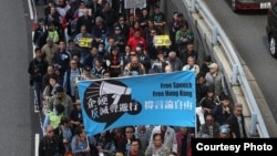 香记协星期天下午发起“企硬反灭声，撑言论自由”的游行(香港记者协会脸书图片)