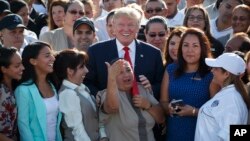 Empleados en el Trump National Doral en Miami.Tradicionalmente los exiliados cubanos en EE.UU. son partidarios del Partido Republicano, por mantener una política de antagonismo y aislamiento del Gobierno de la isla. 25,4 millones de hispanos están registrados para votar en las próximas elecciones presidenciales.