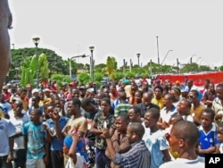 A manifestação levou dezenas de pessoas à Praça da Independência