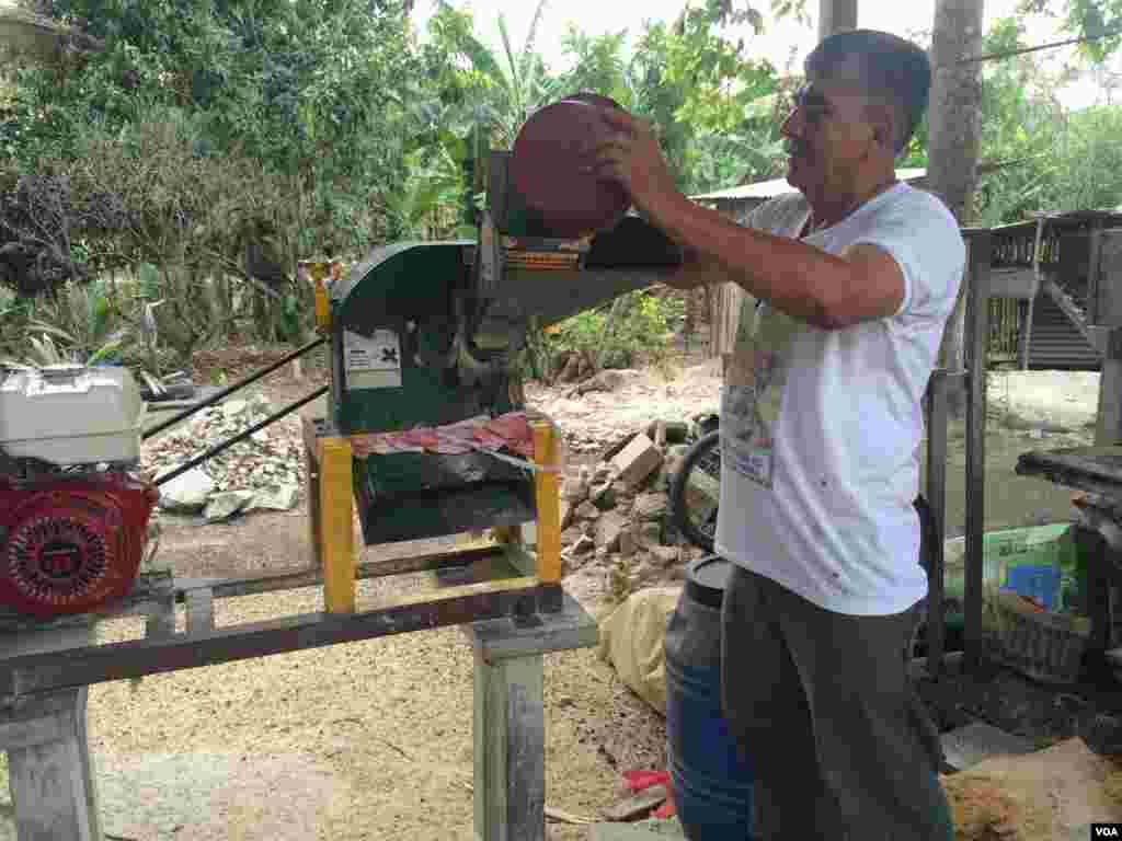 Lino Maderos Nájera, utiliza una de las máquinas financiadas por el Servicio de Pesca y Vida Silvestre de EE.UU. para triturar los ingredientes necesarios para producir bloques nutricionales para el ganado. [Foto: Verónica Balderas, VOA]. &nbsp;