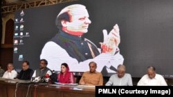 مریم نواز شہباز شریف کے ہمراہ لاہور میں نیوز کانفرنس کر رہی ہیں۔ 