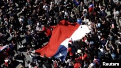 Las protestas en Chile se iniciaron hace poco más de dos semanas con convocatorias de estudiantes a través de redes sociales para evadir el pago del pasaje del metro, el más moderno de América Latina.