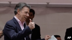 ကိုလံဘီယာ သမ္မတ Juan Manuel Santos သမ္မတရွေးကောက်ပွဲအတွက် မဲပေးနေစဉ်။ (ဂျွန် ၁၅၊ ၂၀၁၄)