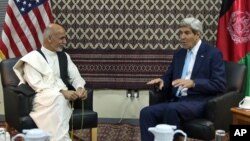U.S. Secretary of State John Kerry (R) talks with Afghanistan's presidential candidate Ashraf Ghani Ahmadzai, during a meeting at U.S. embassy in Kabul, Afghanistan, Aug. 7, 2014.