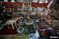 Barang-barang antik dan berbagai senjata di museum milik Yousif Akar, 80 tahun, seorang pensiun guru di kediamannya di Najaf, Irak, 18 Februari 2019.