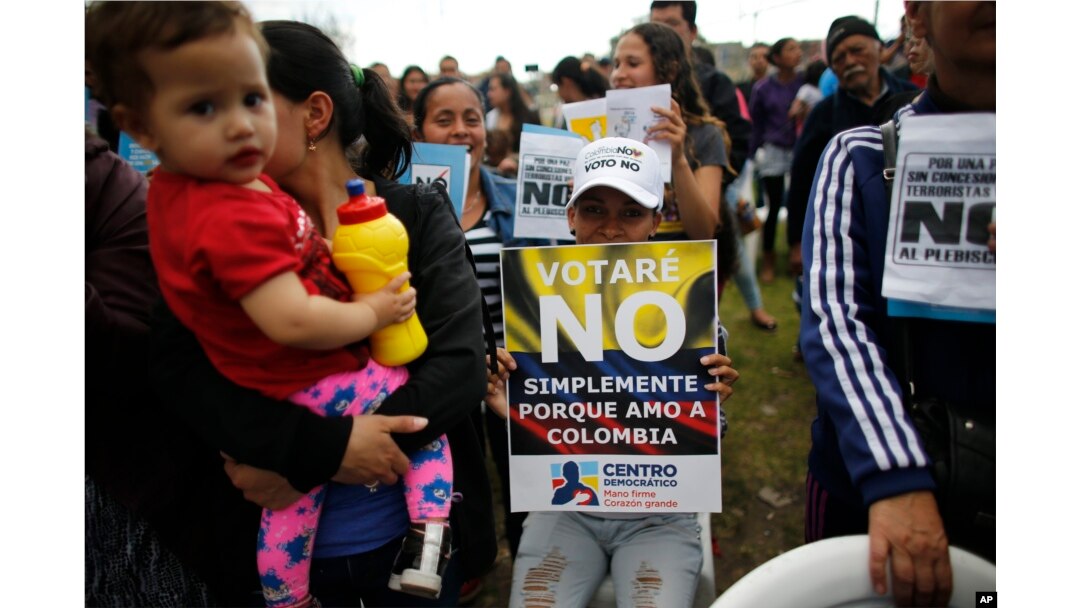 Opponents to the peace deal signed between the Colombia government and rebels of the Revolutionary Armed Forces of Colombia, FARC, attend an event to promote the "No" vote in the upcoming referendum in Bogota, Colombia, Oct 1, 2016.
