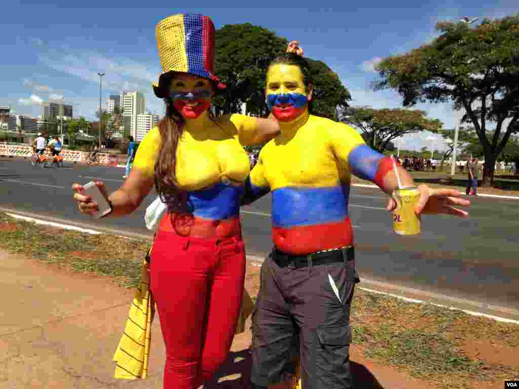 Fãs colombianos divertem-se em Brasília, no Mundial de Futebol que se realiza entre 12 de Junho e 13 de Julho, Brasil 2014.