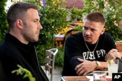 (L-r) BEN AFFLECK as Doug MacRay and JEREMY RENNER as Jem Coughlin in Warner Bros. Pictures’ and Legendary Pictures’ crime drama “The Town,” distributed by Warner Bros. Pictures.