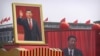 北京举行的纪念共产党中国成立 70 周年游行中的中国国家主席习近平的巨幅肖像。