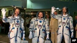 Phi hành gia Karen Nyberg, người Mỹ, (trái) phi hành gia Nga Fyodor Yurchikhin (giữa) và phi hành gia Ý Luca Parmitano sẽ lưu lại trên Trạm Không gian Quốc tế trong 6 tháng.