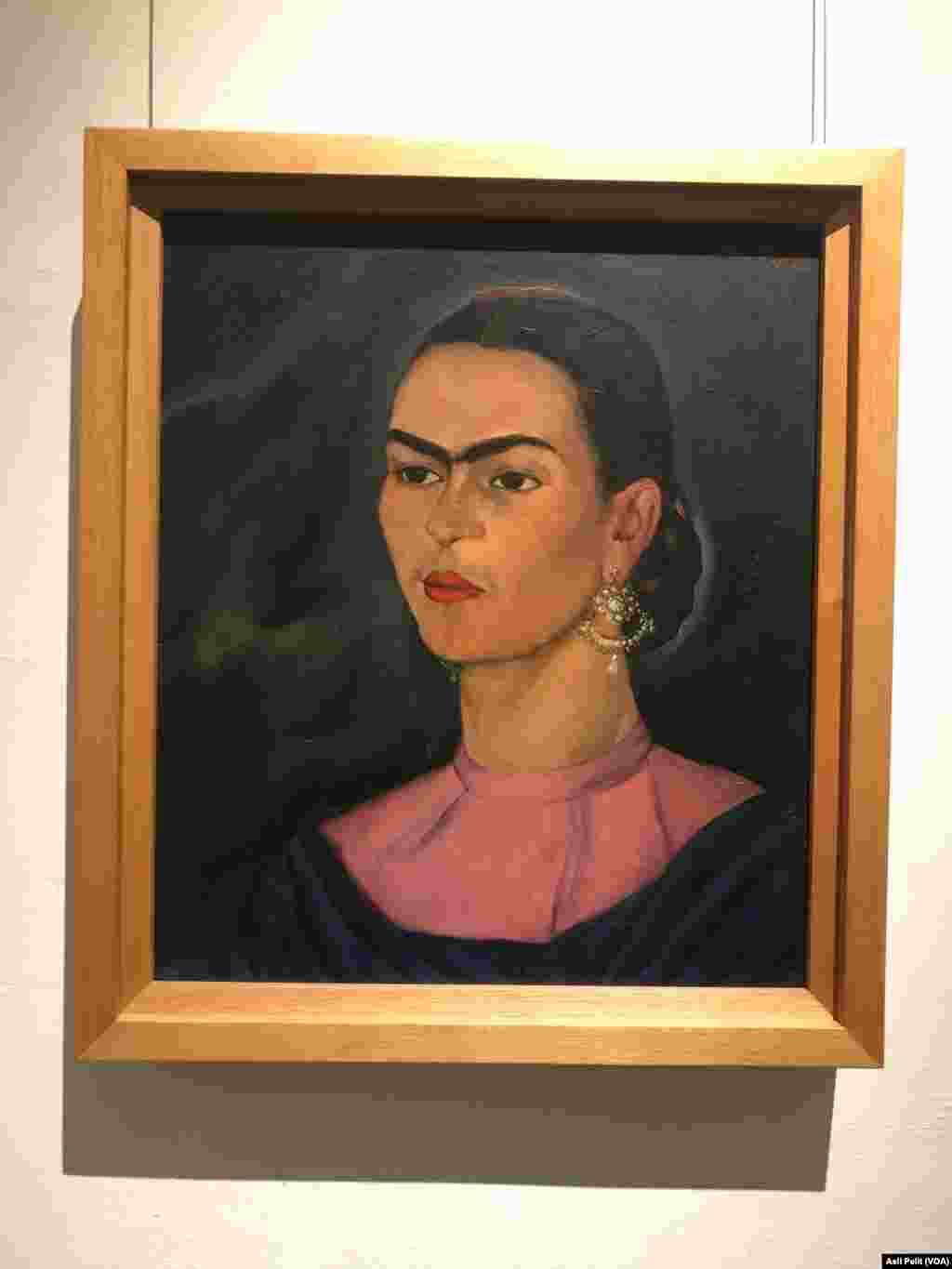 Frida Kahlo ülkesi Meksika’yı dünyaya tanıtan sanatçılardan birisi. Müze haline getirilen evinde yeni açılan bir sergi, onun hastanelerde ve daha sonra geçirdiği ameliyatların ardından giymek zorunda kaldığı kıyafetlerini ilk kez hayranları ile paylaşıyor