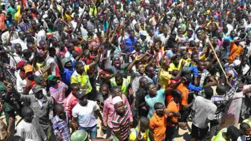 ‘Yan sintiri da Mafarauta, rike da bindigogi sun taru kofar fadar Sarki a Maiduguri, 4 ga Satumba 2014.