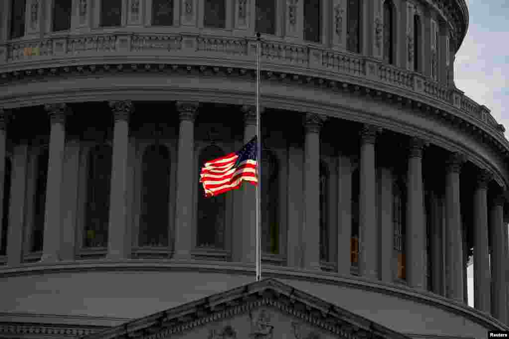 Bendera ya Marekani ikipepea nusu mlingoti, katika maombolezi ya kifo cha Rais wa zamani wa Marekani George H.W. Bush, Washington, Desemba 3, 2018. &nbsp;