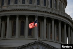 La bandera de Estados Unidos ondea a media asta en el Capitolio, en Washington, D.C., antes de la llegada del ataúd con el cuerpo del expresidente George H.W. Bush. Diciembre 3 de 2018.