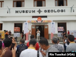 Kepala Badan Geologi Kemen ESDM Rudy Suhendar membuka "Mining For Life" di Museum Geologi, Bandung, Sabtu (19/1/2019). (Foto: VOA/Rio Tuasikal)
