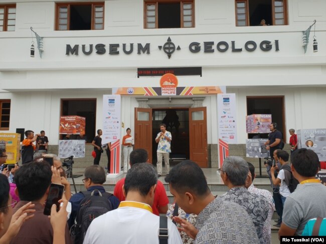 Kepala Badan Geologi Kemen ESDM Rudy Suhendar membuka "Mining For Life" di Museum Geologi, Bandung, Sabtu (19/1/2019). (Foto: VOA/Rio Tuasikal)