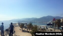 移民和难民在希腊观看轮船前往雅典，他们将通过雅典抵达德国（2016年4月2日）