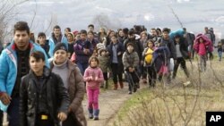 Migranti iz Avganistana na granici Makedonije i Srbije