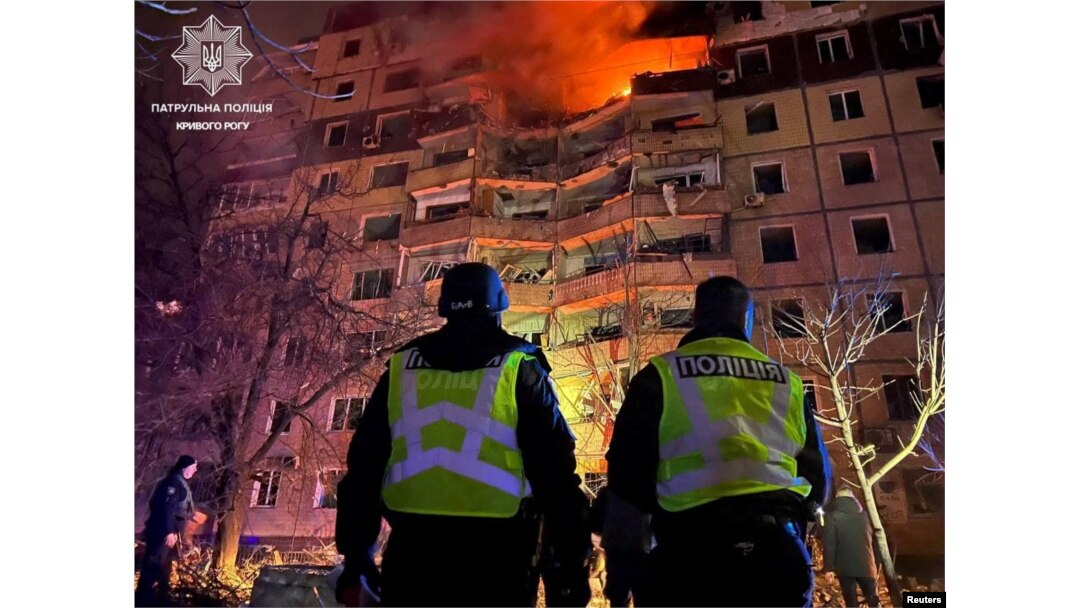 Policajci stoje ispred stambene zgrade oštećene u ruskom raketnom napadu, tokom ruske invazije na Ukrajinu, u Krivom Rogu, 12. marta 2024.