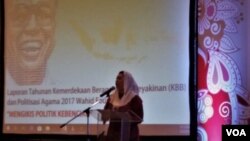 Direktur Wahid Foundation Yenny Zannuba Wahid dalam peluncuran laporan tahunan tentang kebebasan beragama dan berkeyakinan di Jakarta, Rabu (8/8). (Foto: VOA/Fathiyah)