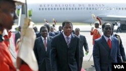 Presiden Benin Boni Yayi (tengah) saat tiba di bandara Abidjan disambut oleh PM Pantai Gading, Gilbert Marie N'gbo Ake (kanan), Selasa 28 Desember 2010.