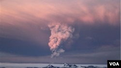 Abu vulkanik yang disemburkan gunung Grimsvotn di Islandia mencapai ketinggian 9 kilometer (22/5).