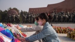 Građanke Severne Koreje polažu cveće ispred statua pokojnih severnokorejskih lidera Kim Il Sunga i Kim Džong Ila, povodom 108. rođendana Kim Il Sunga. Taj praznik se u Pjongjangu zove "Dan sunca".