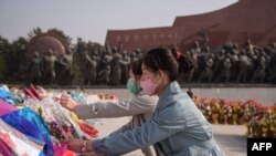 Građanke Severne Koreje polažu cveće ispred statua pokojnih severnokorejskih lidera Kim Il Sunga i Kim Džong Ila, povodom 108. rođendana Kim Il Sunga. Taj praznik se u Pjongjangu zove "Dan sunca".