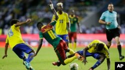 Le Gabonais Serge Ngouali, à gauche, et André Biyogo Poko, à droite, bataillent autour du ballon avec le Camerounais Edgar Salli lors du match du groupe A de la Coupe d’Afrique des nations entre le Gabon et le Cameroun au stade de l’Amitié, à Libreville, 